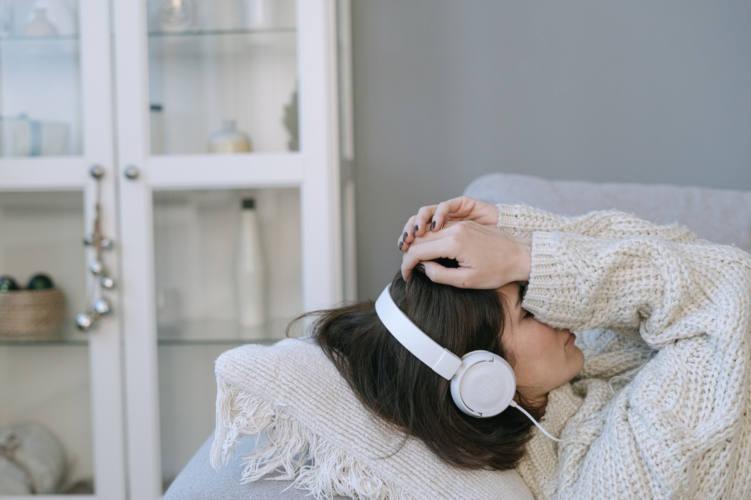 Femme détente pull confortable casque audio.
