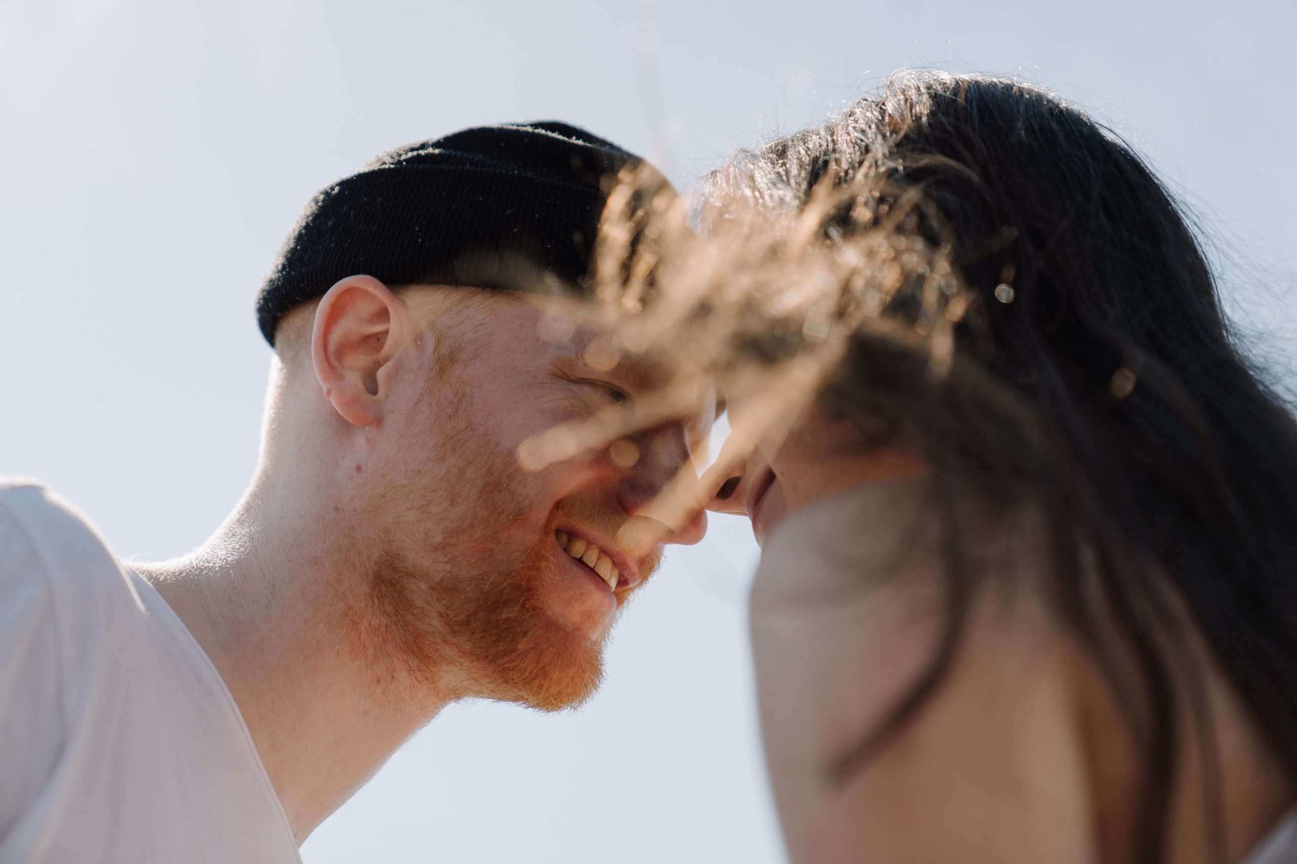 Couple profitant d'un moment romantique en plein air