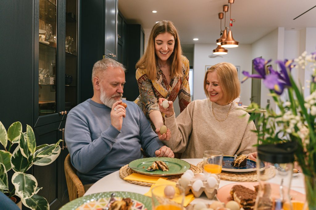 Famille joyeuse partageant un repas de Pâques