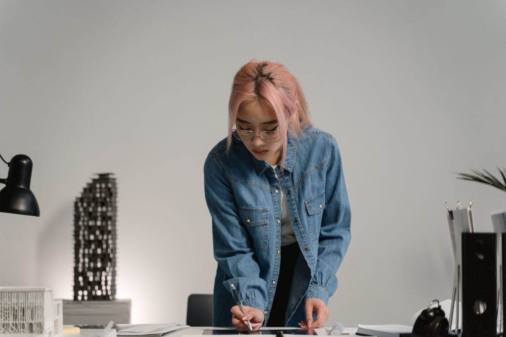 Femme asiatique concentrée sur son travail