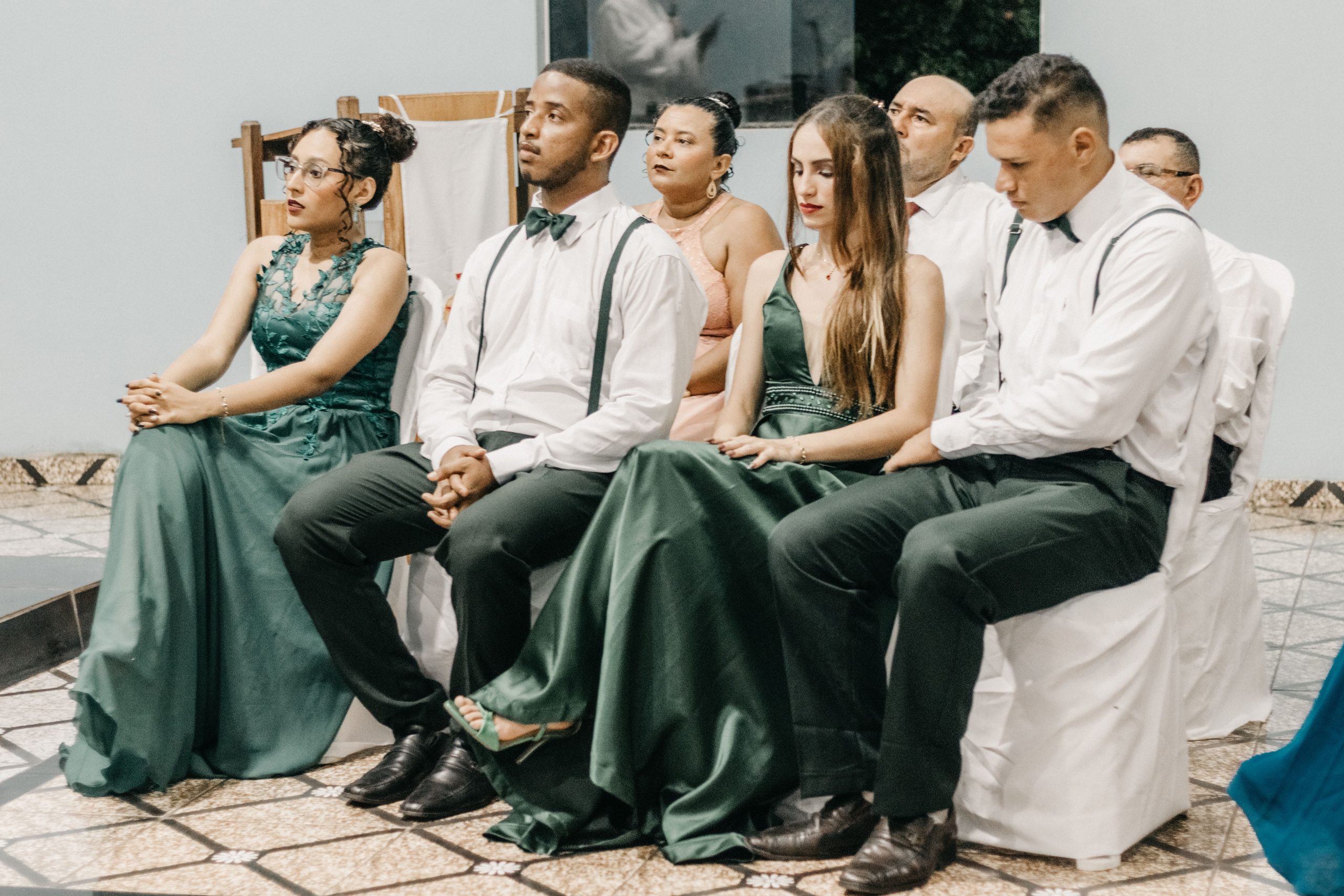 Groupe d'adultes vêtus élégamment à un mariage