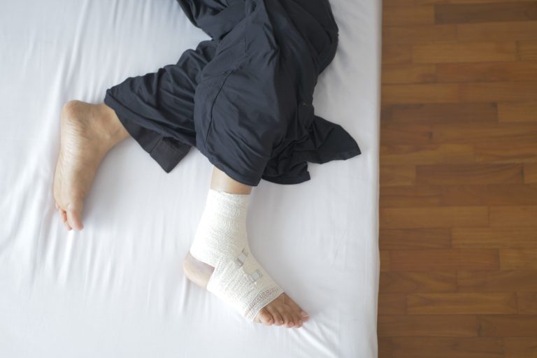 Pied bandé reposant sur un lit