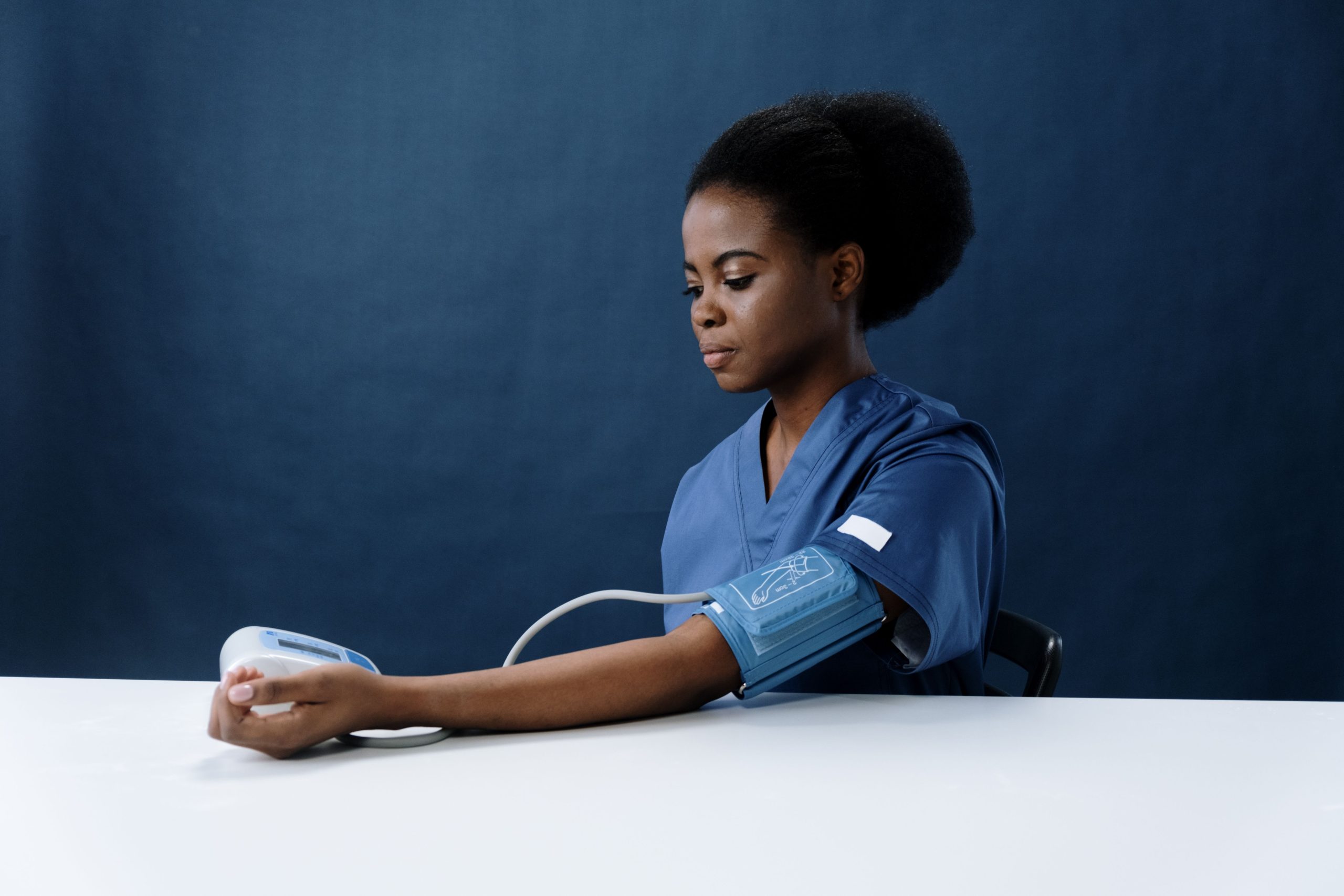 Infirmière mesure tension artérielle patient