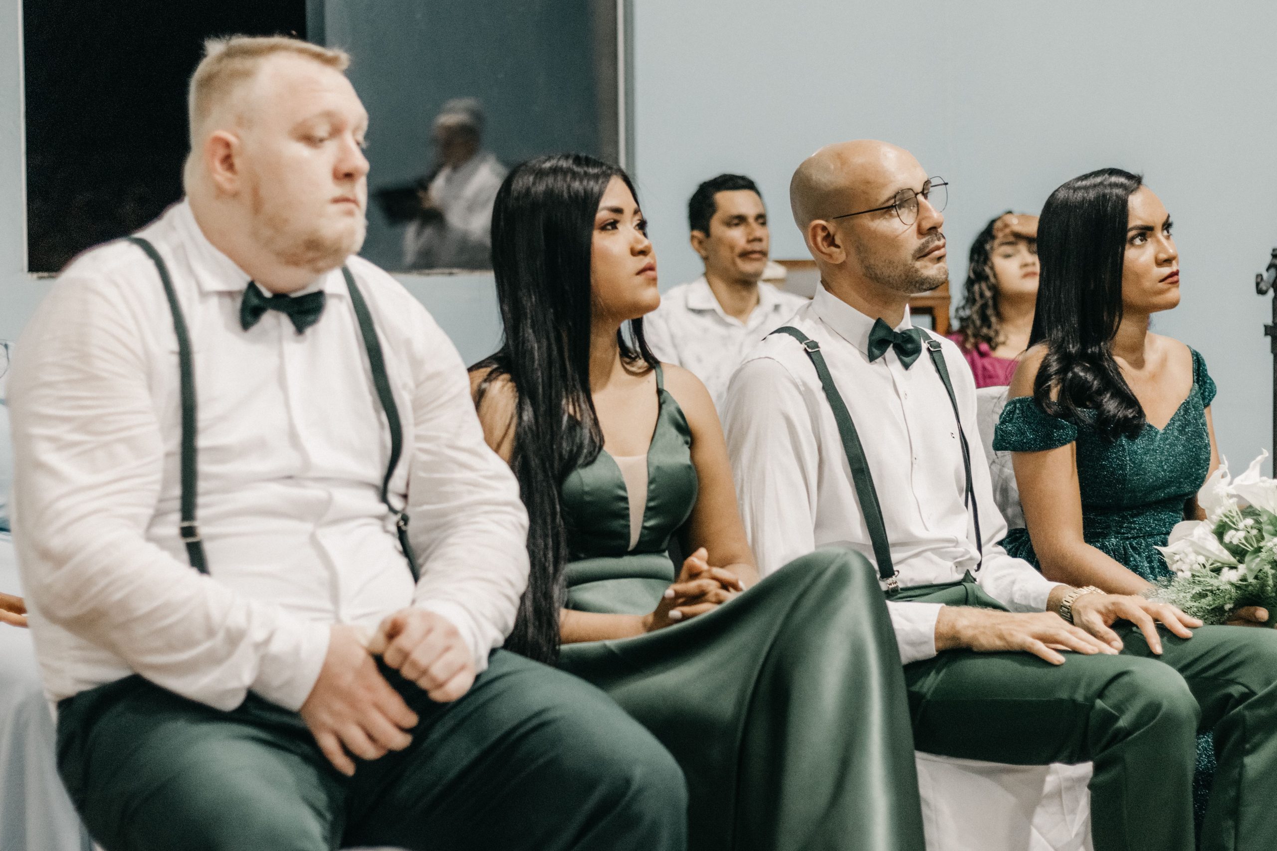 Invités de mariage élégants assis à la cérémonie