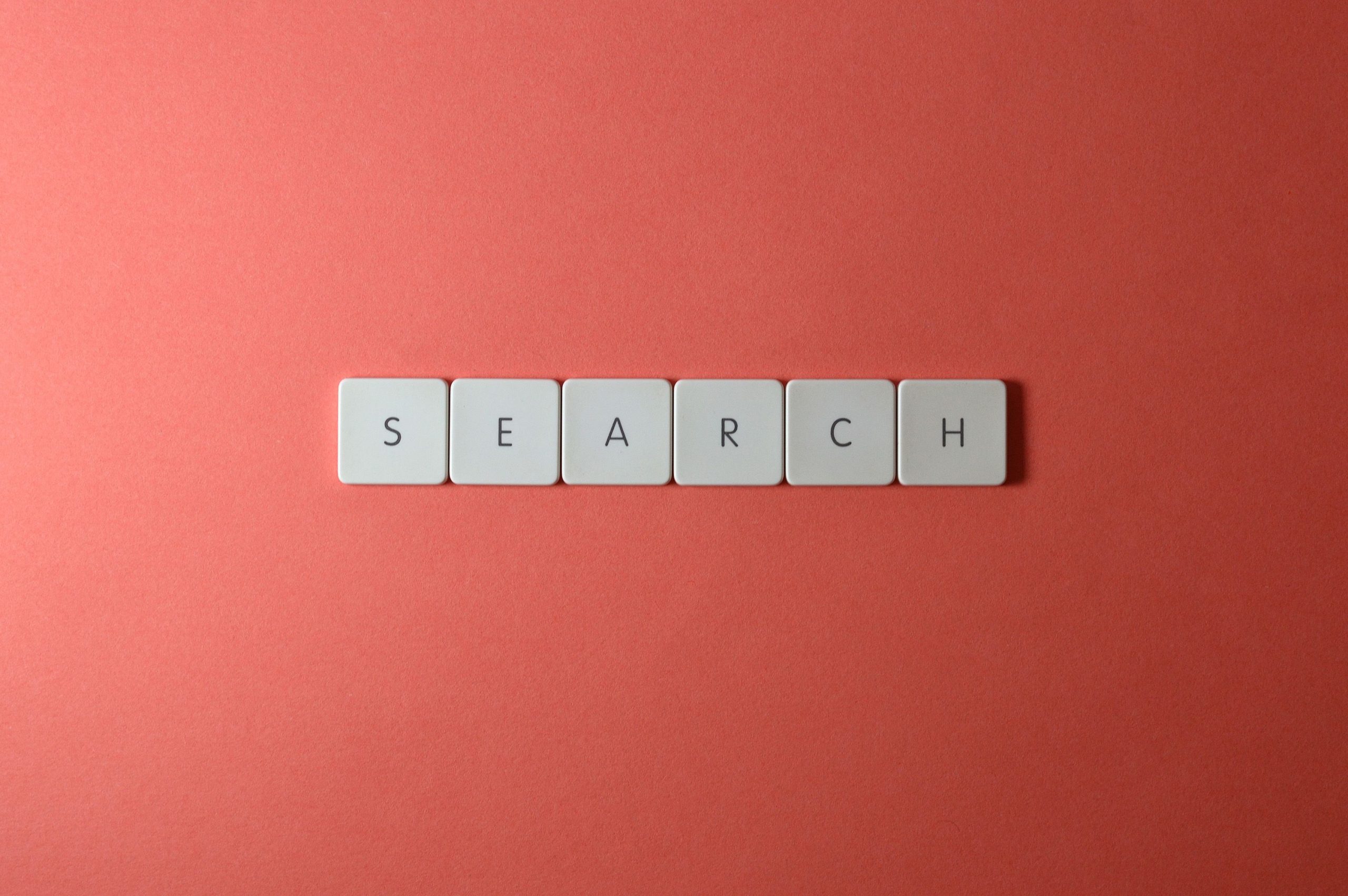 Clavier blanc affichant search sur fond rouge