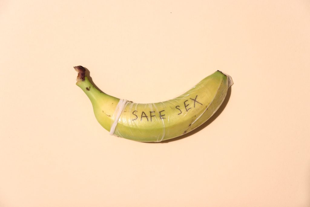 Banane enveloppée dans un préservatif sensibilisation