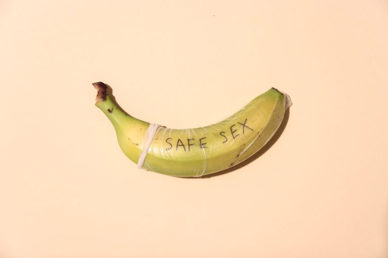 Banane enveloppée dans un préservatif sensibilisation