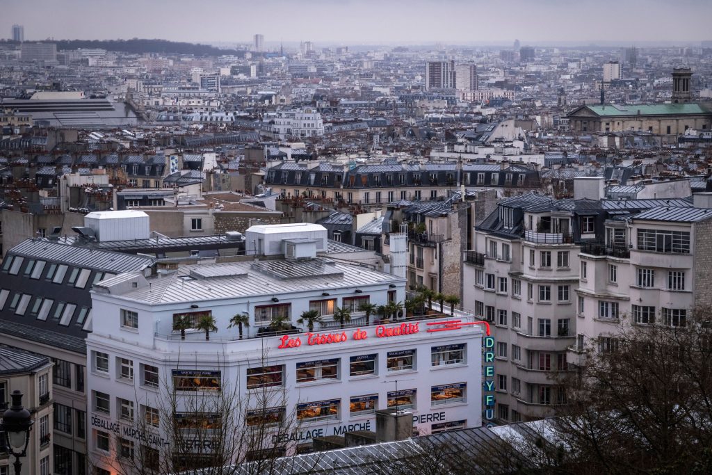 Vue captivante des toits parisiens architecture urbaine dense