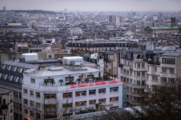 Vue captivante des toits parisiens architecture urbaine dense