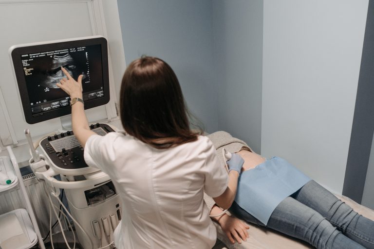 Docteure réalisant un examen échographie médicale
