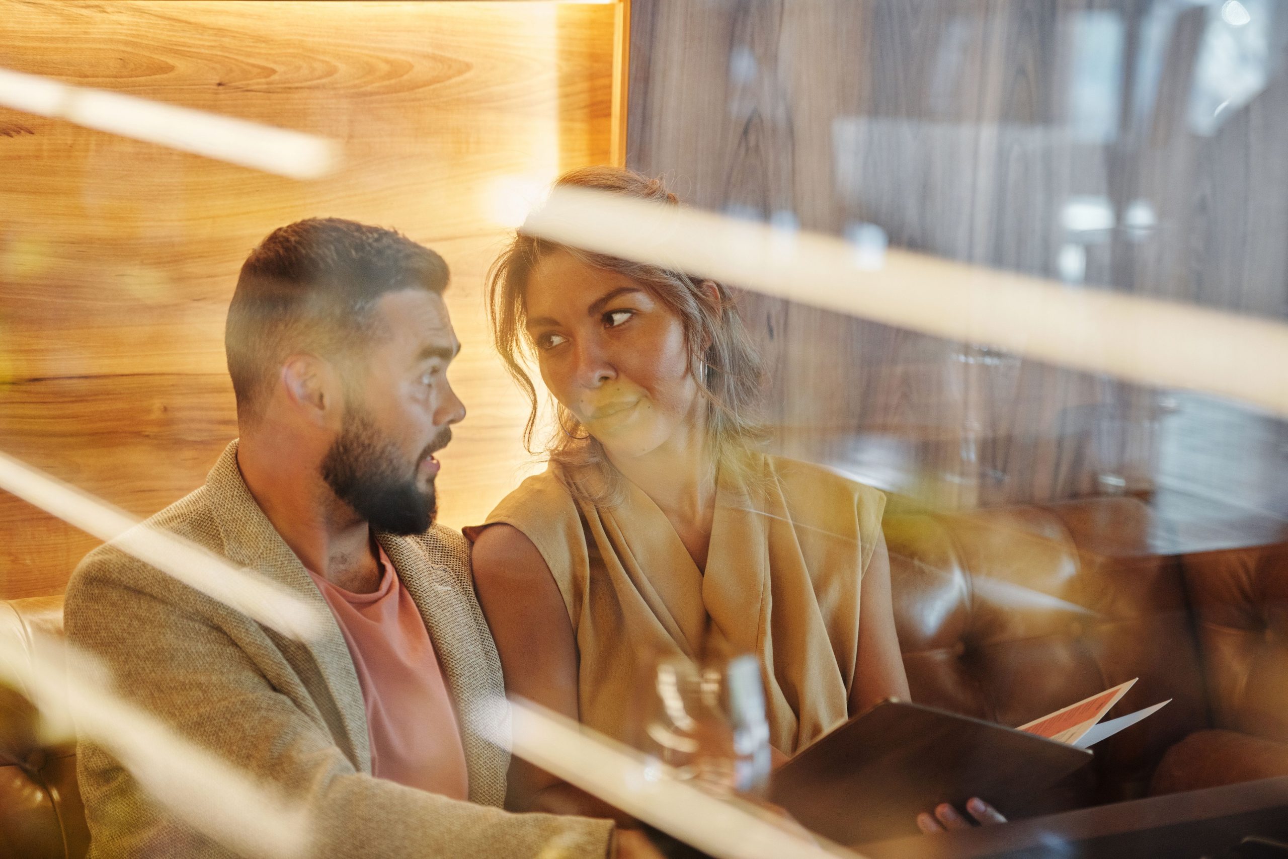 Couple conversant dans un restaurant cosy