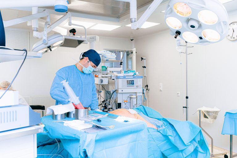 Chirurgien expérimenté effectuant une intervention médicale