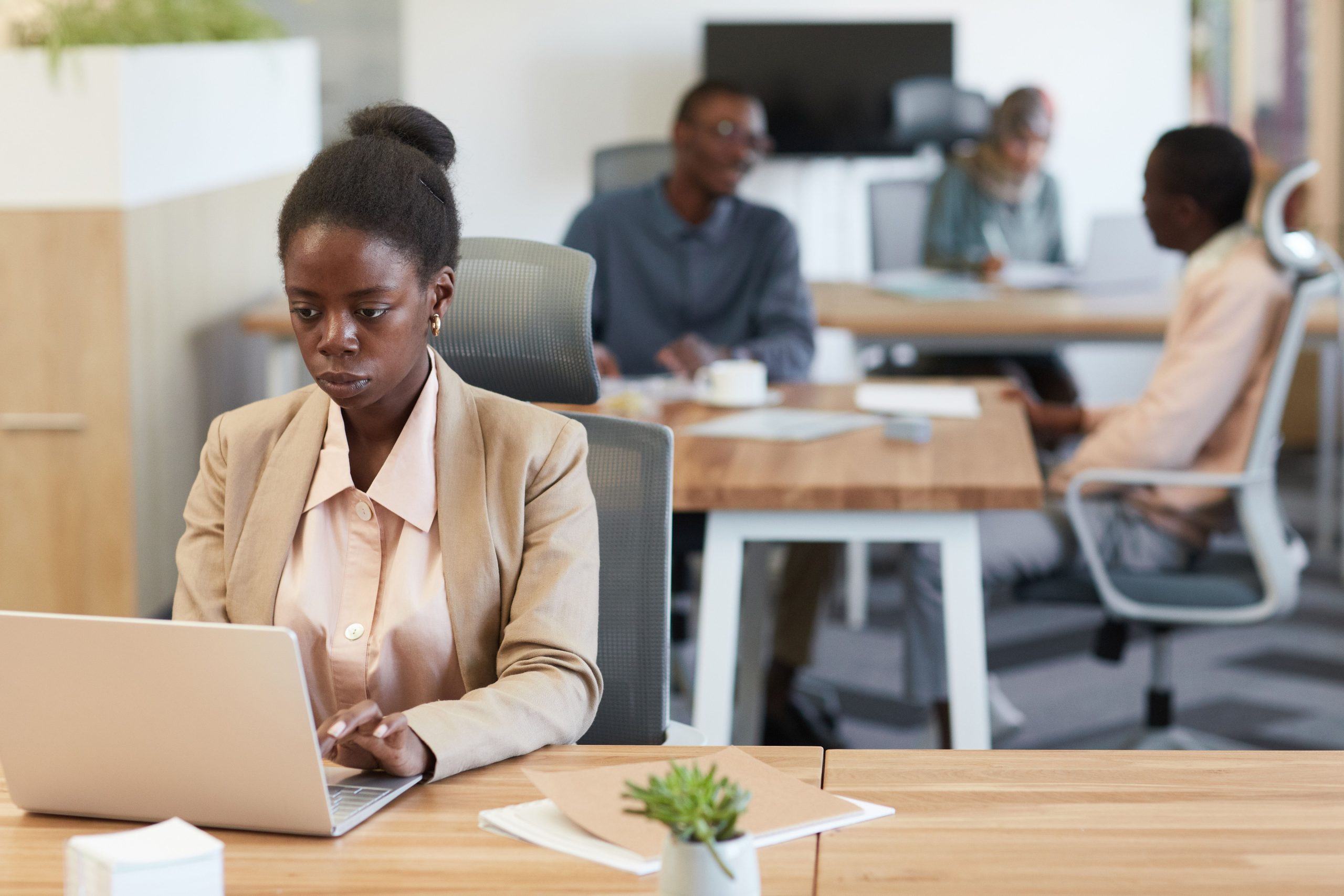 Femme africaine concentrée sur son laptop