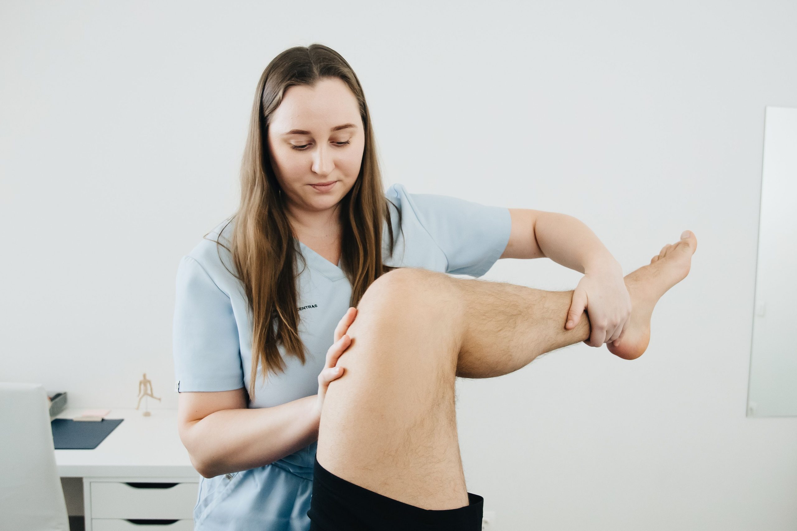 Physiothérapeute accompagnant patient en séance rééducation