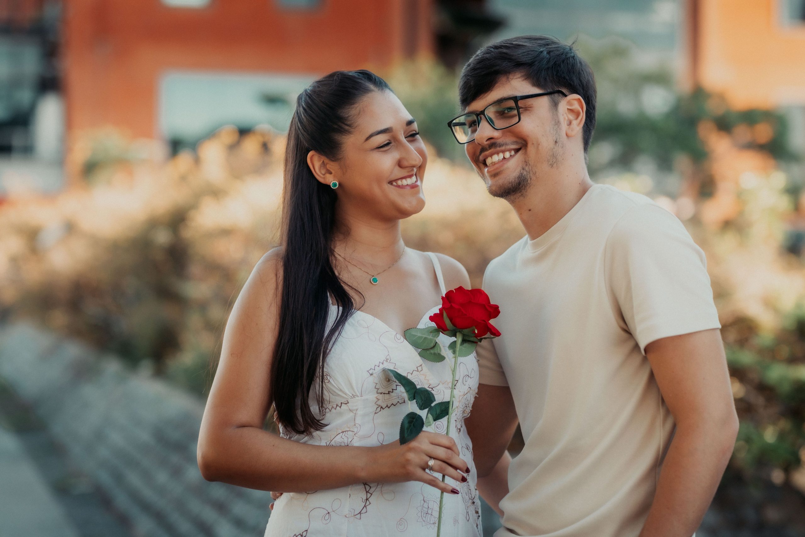 Jeune couple partageant un moment romantique dehors