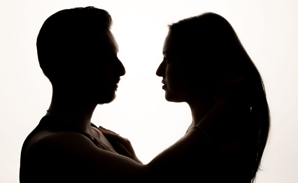 Silhouette romantique d'un couple s'embrassant