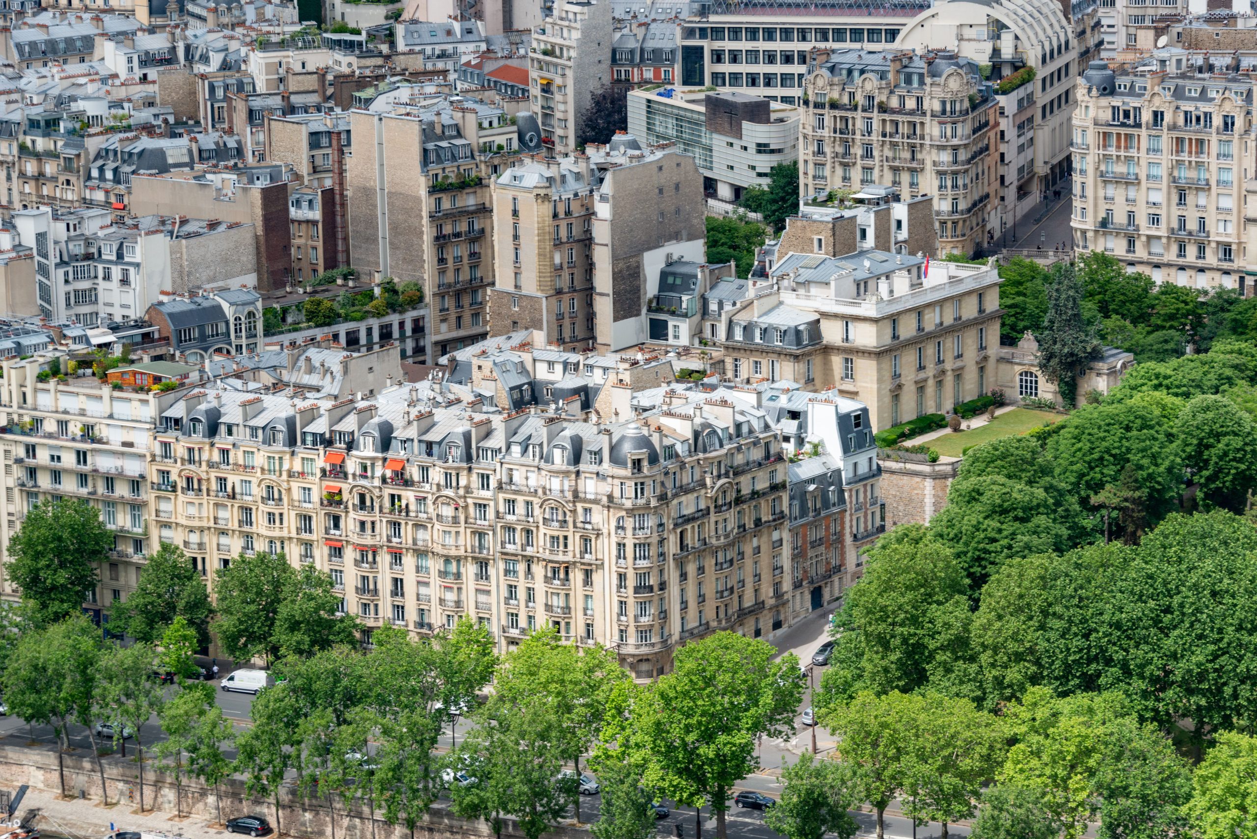 Architecture parisienne classique cadre urbain verdoyant