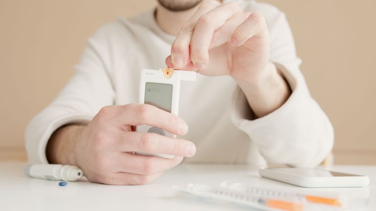 Personne vérifiant sa glycémie avec un glucomètre