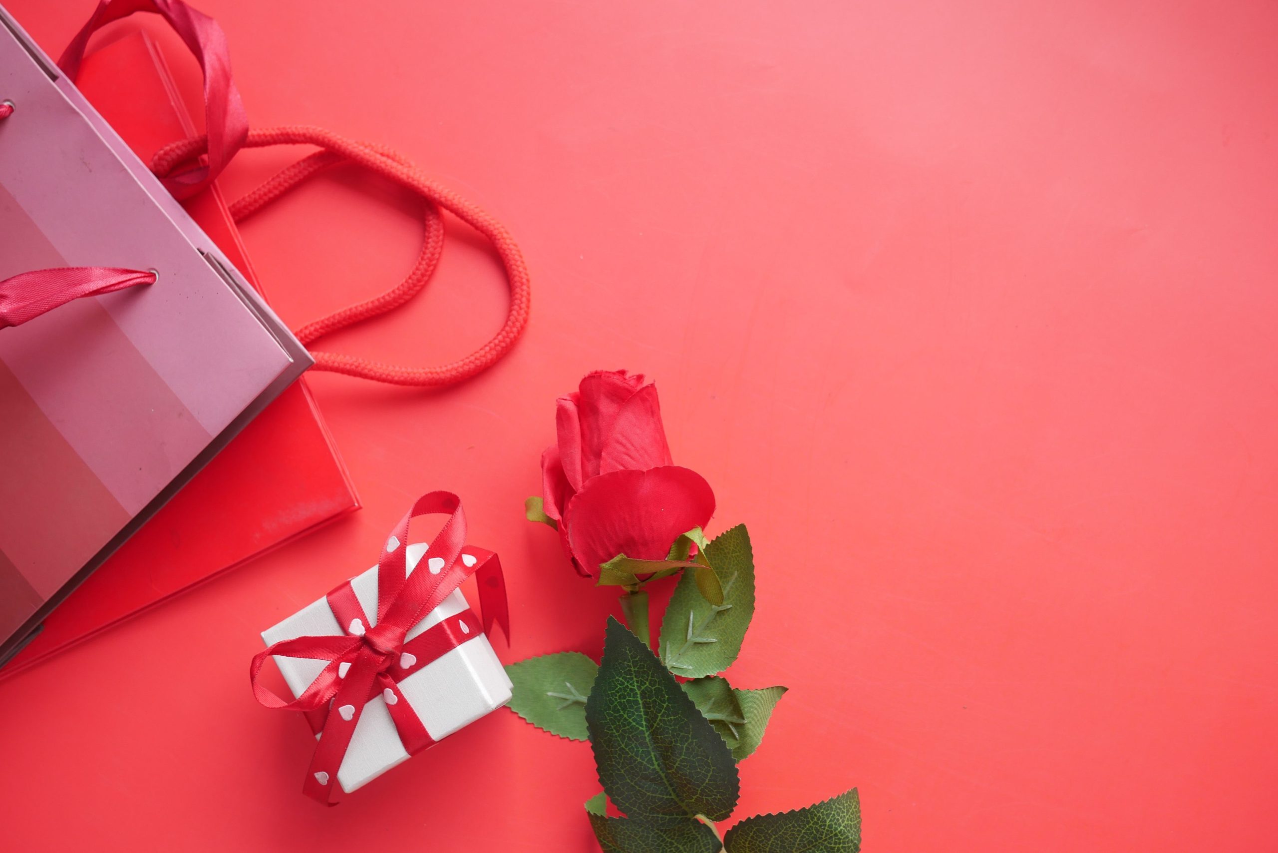 Boîte cadeau rouge et rose cérémoniale