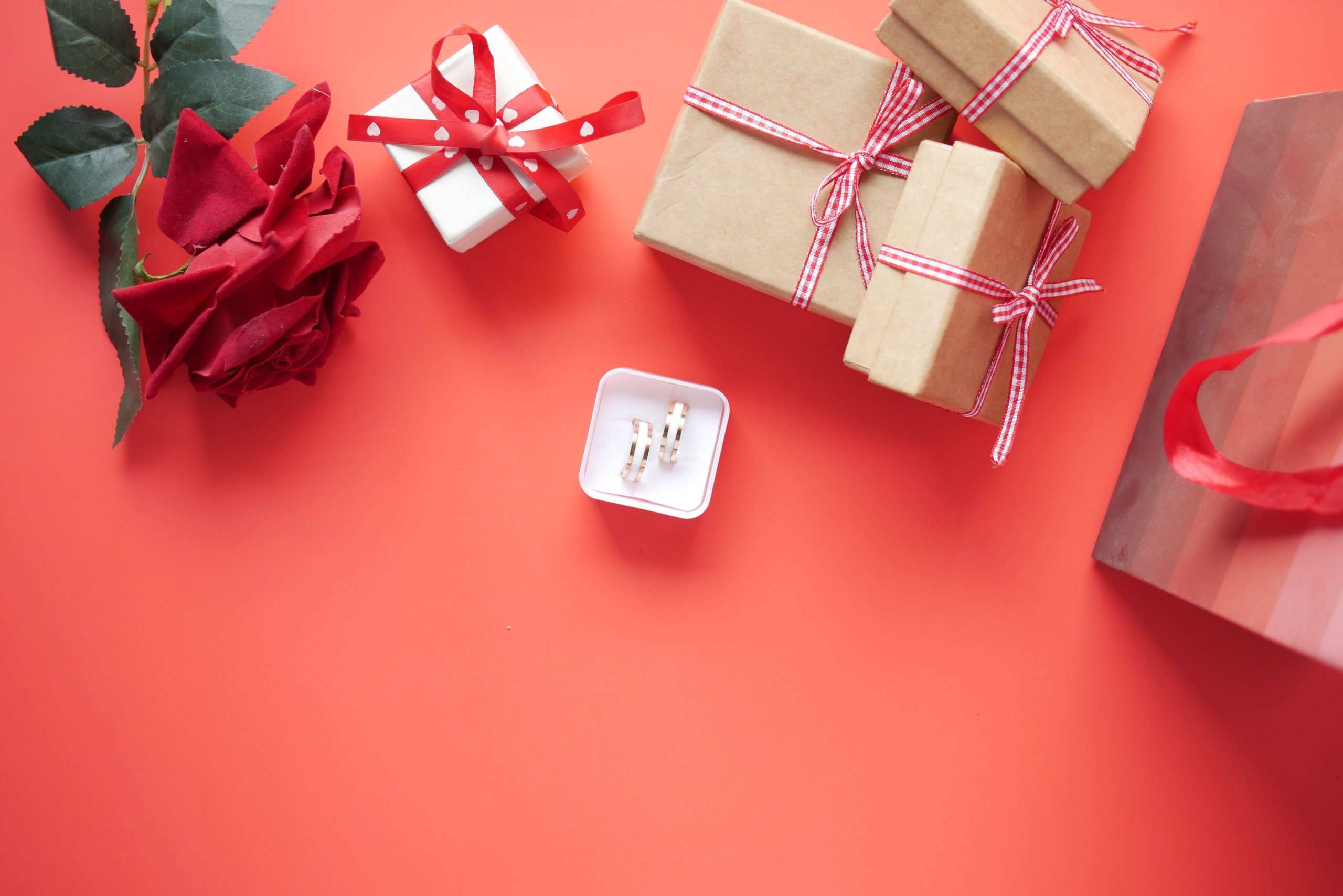 Boîtes cadeaux, roses rouges et bijoux