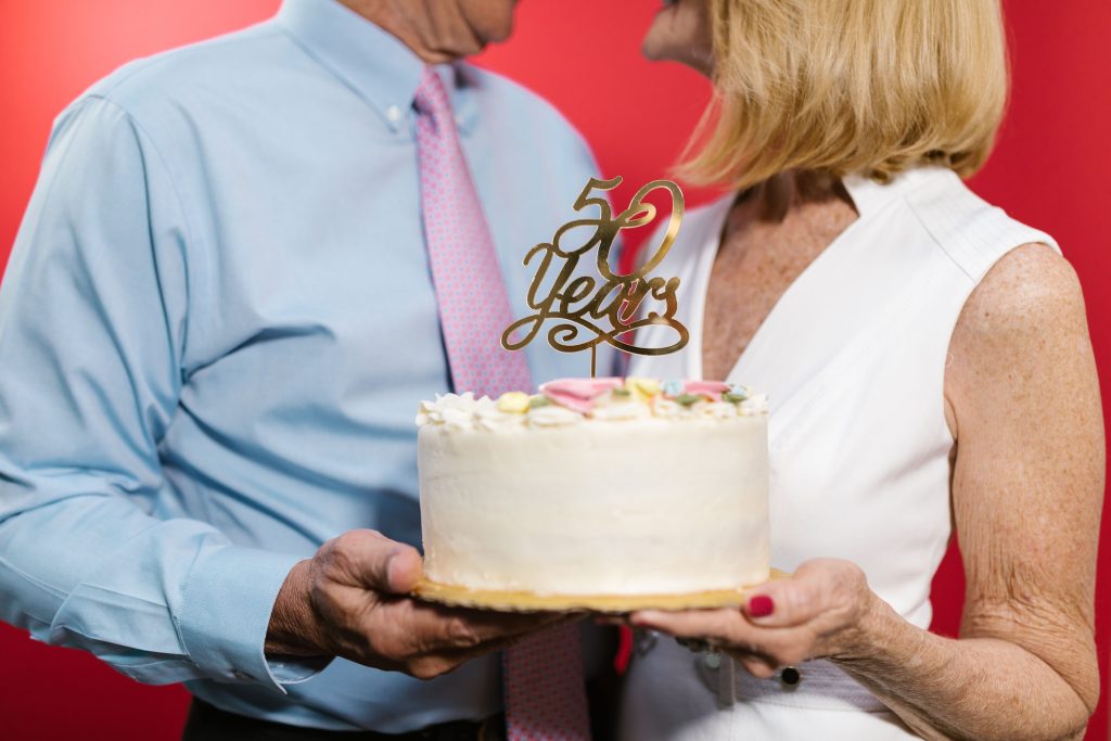 Couple fêtant un anniversaire avec un gâteau décoré
