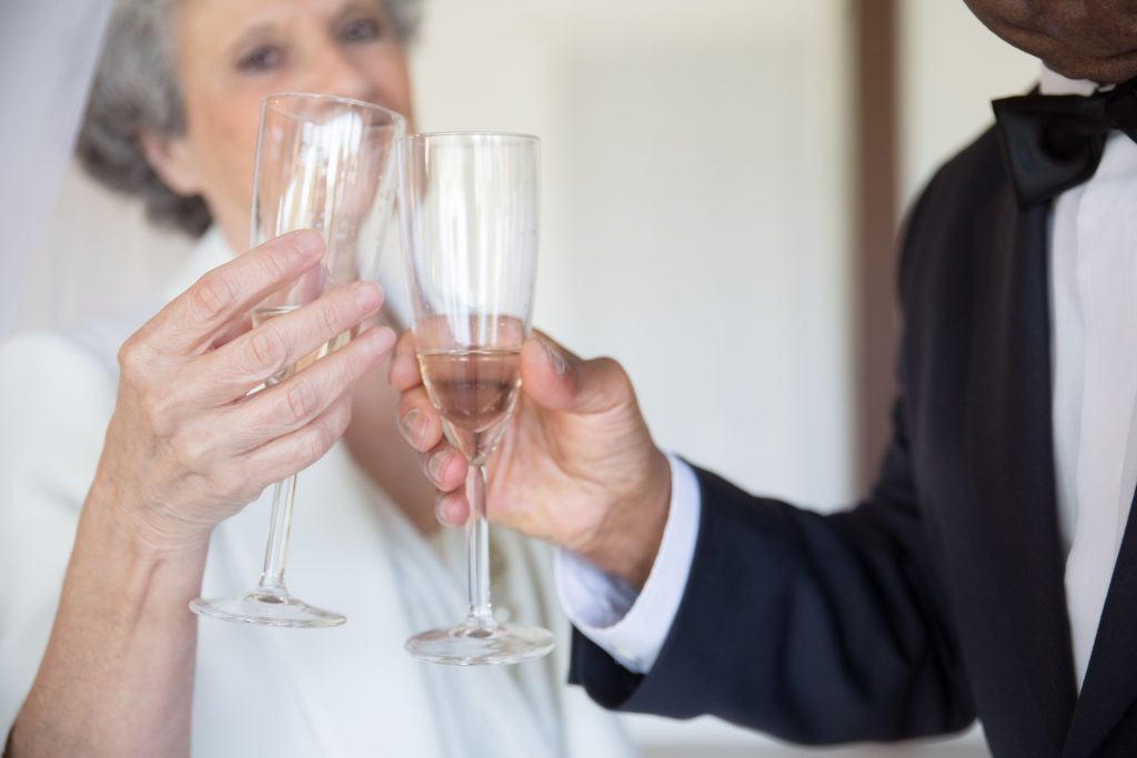 Couple senior portant un toast au champagne