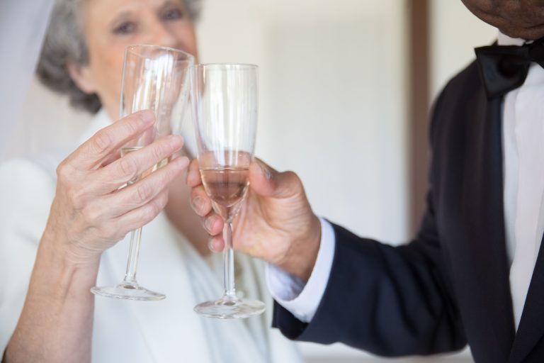 Couple senior portant un toast au champagne