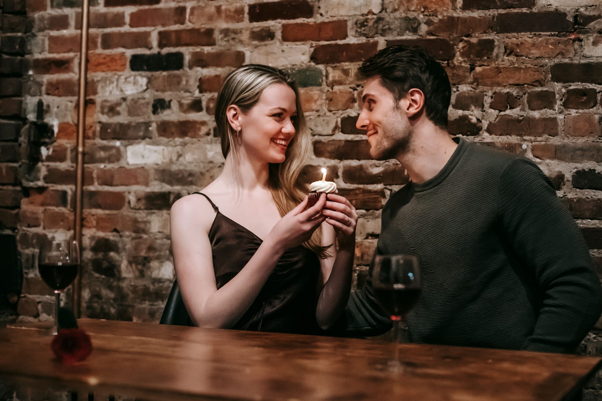 Couple célébrant anniversaire cuir au café romantique.