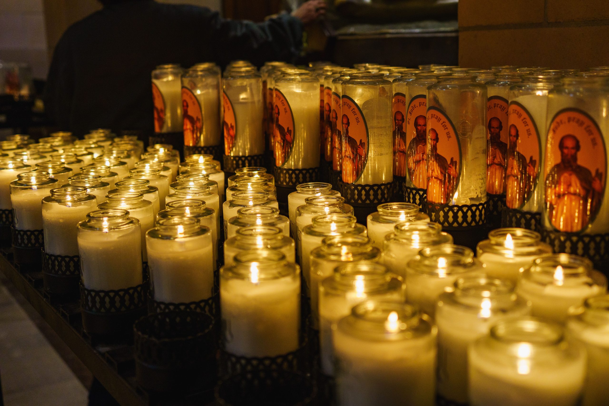 Rangées de bougies de prière brillantes dans une église