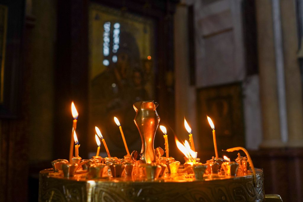 Bougies allumées créant une atmosphère religieuse chaleureuse