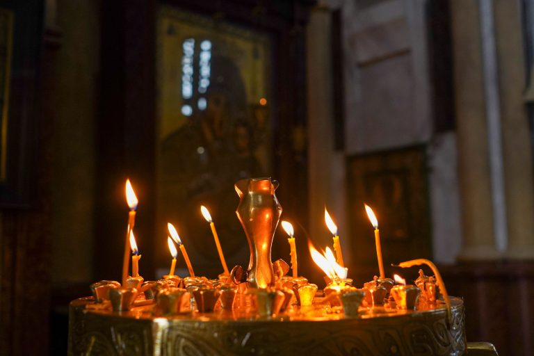 Bougies allumées créant une atmosphère religieuse chaleureuse