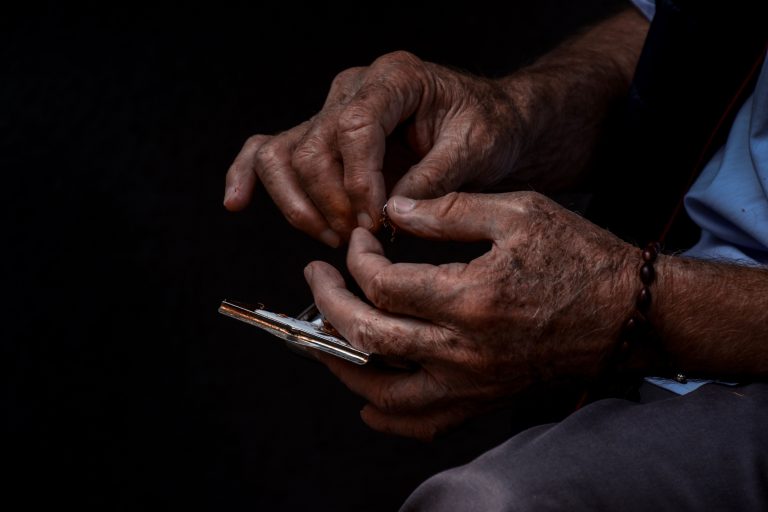 Mains roulant soigneusement une cigarette, gros plan
