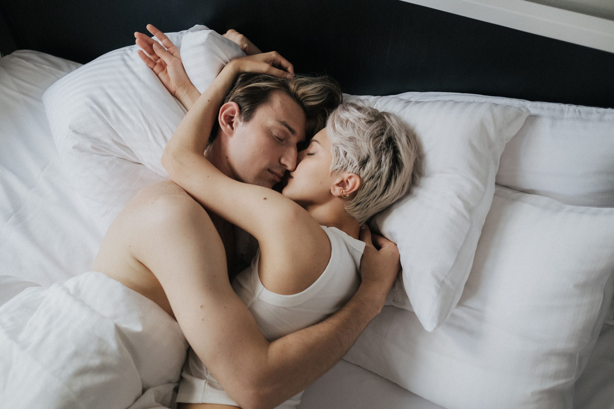 Gros plan d'un couple enlacé dans le lit