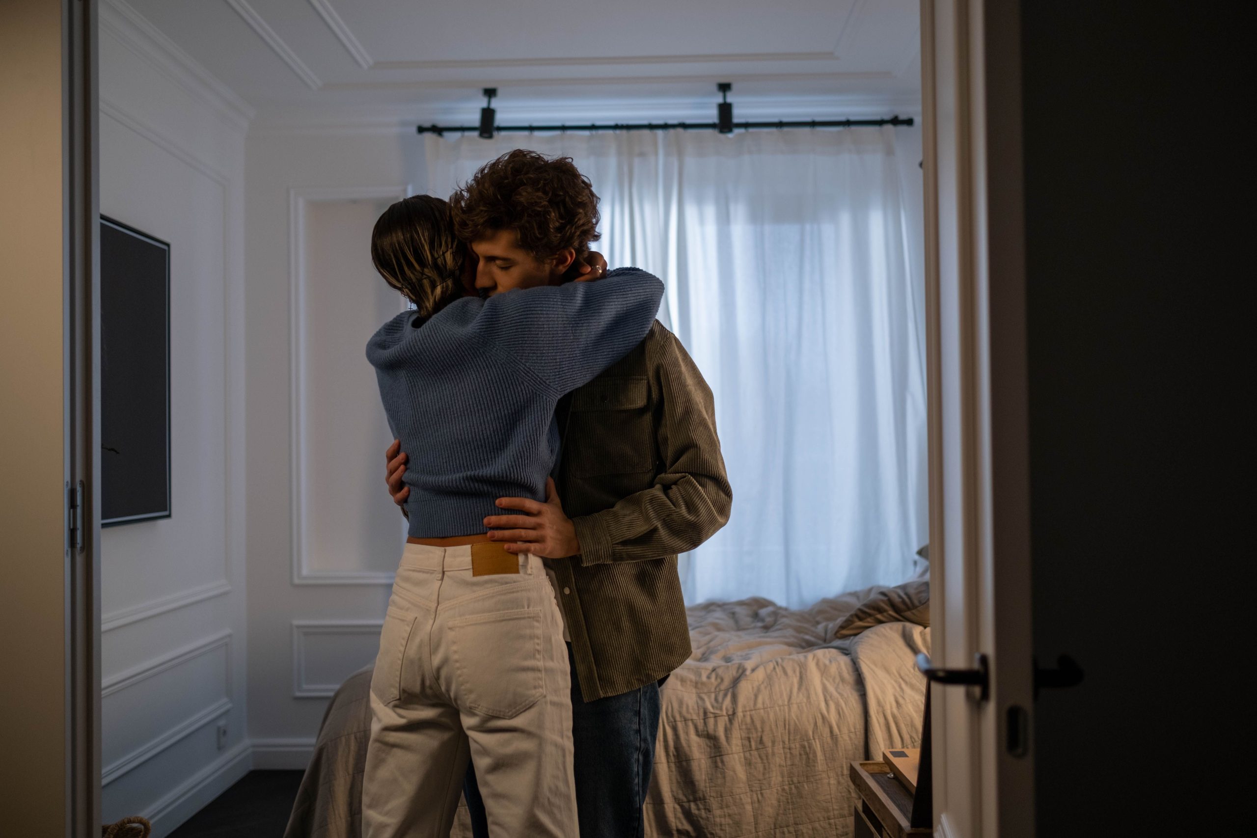 Couple aimant étreinte chambre ensoleillée chaleur
