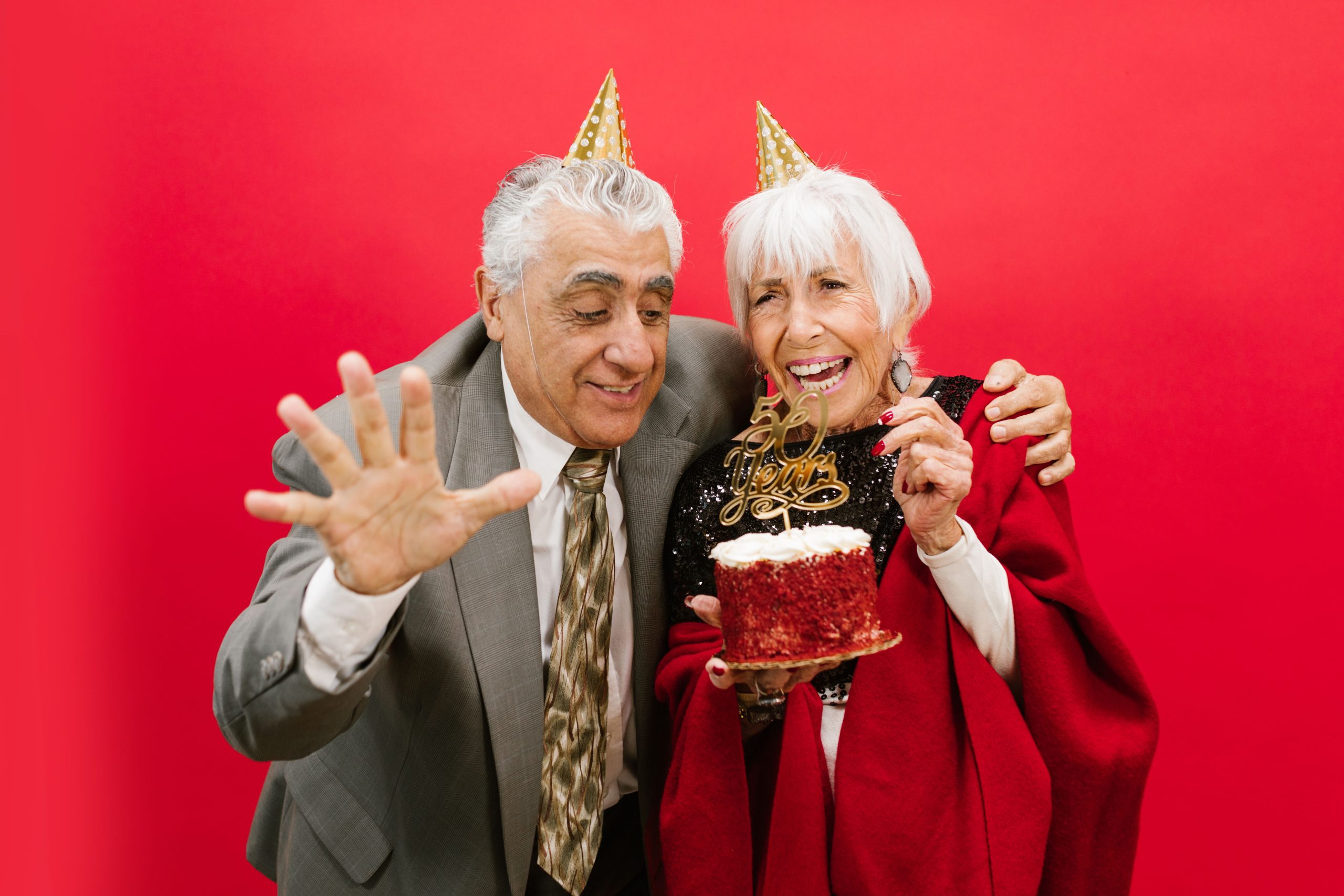 Couple âgé joyeux fêtant 60 ans de mariage avec gâteau
