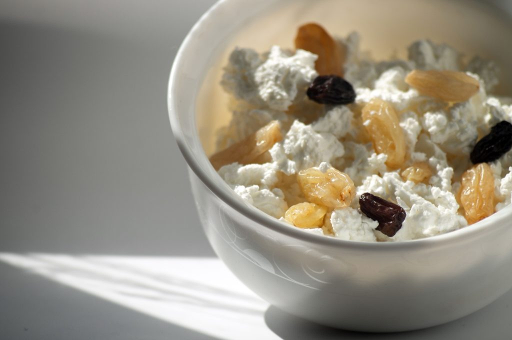 Fromage blanc crémeux avec raisins secs