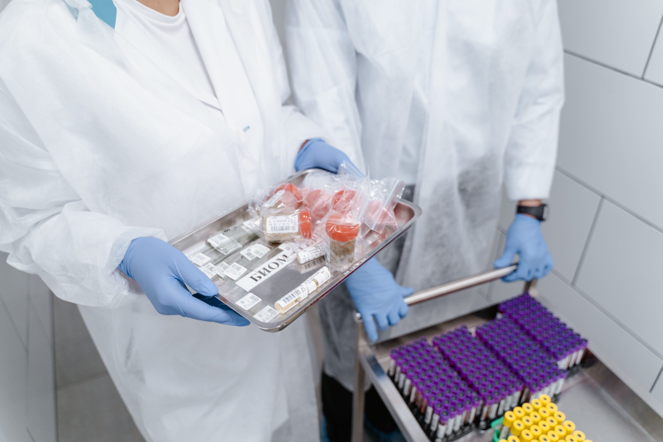 Scientifiques gérant des échantillons médicaux en sécurité