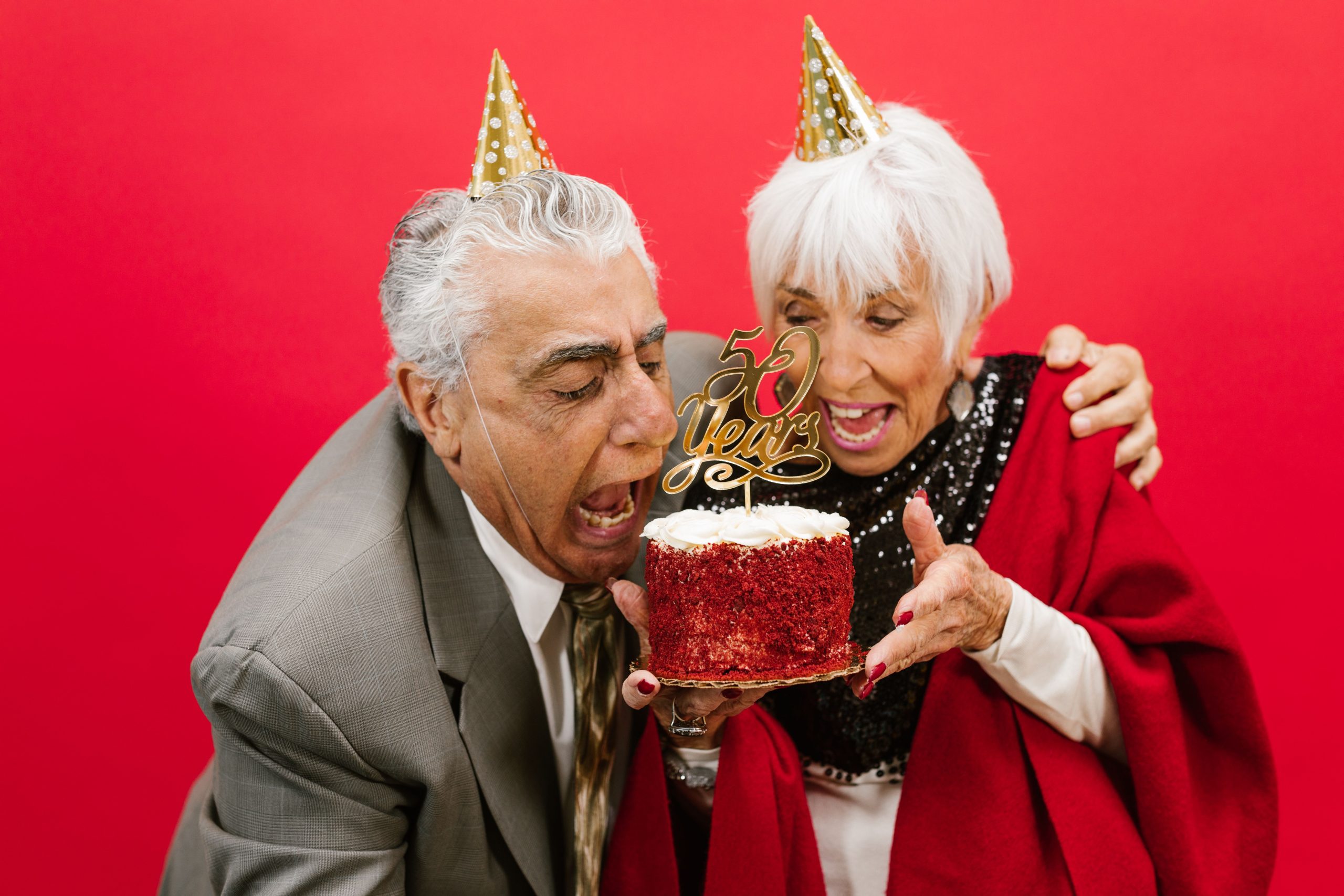 Couple âgé célébrant cinquante ans mariage