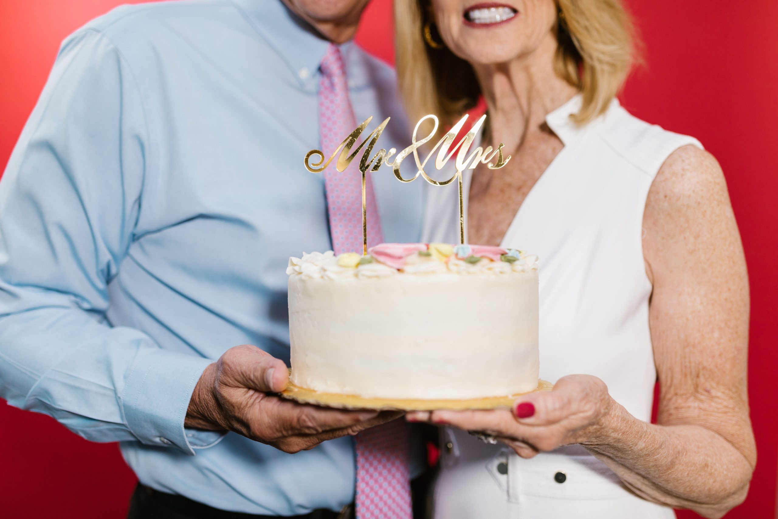 Couple âgé tenant un gâteau d'anniversaire de mariage