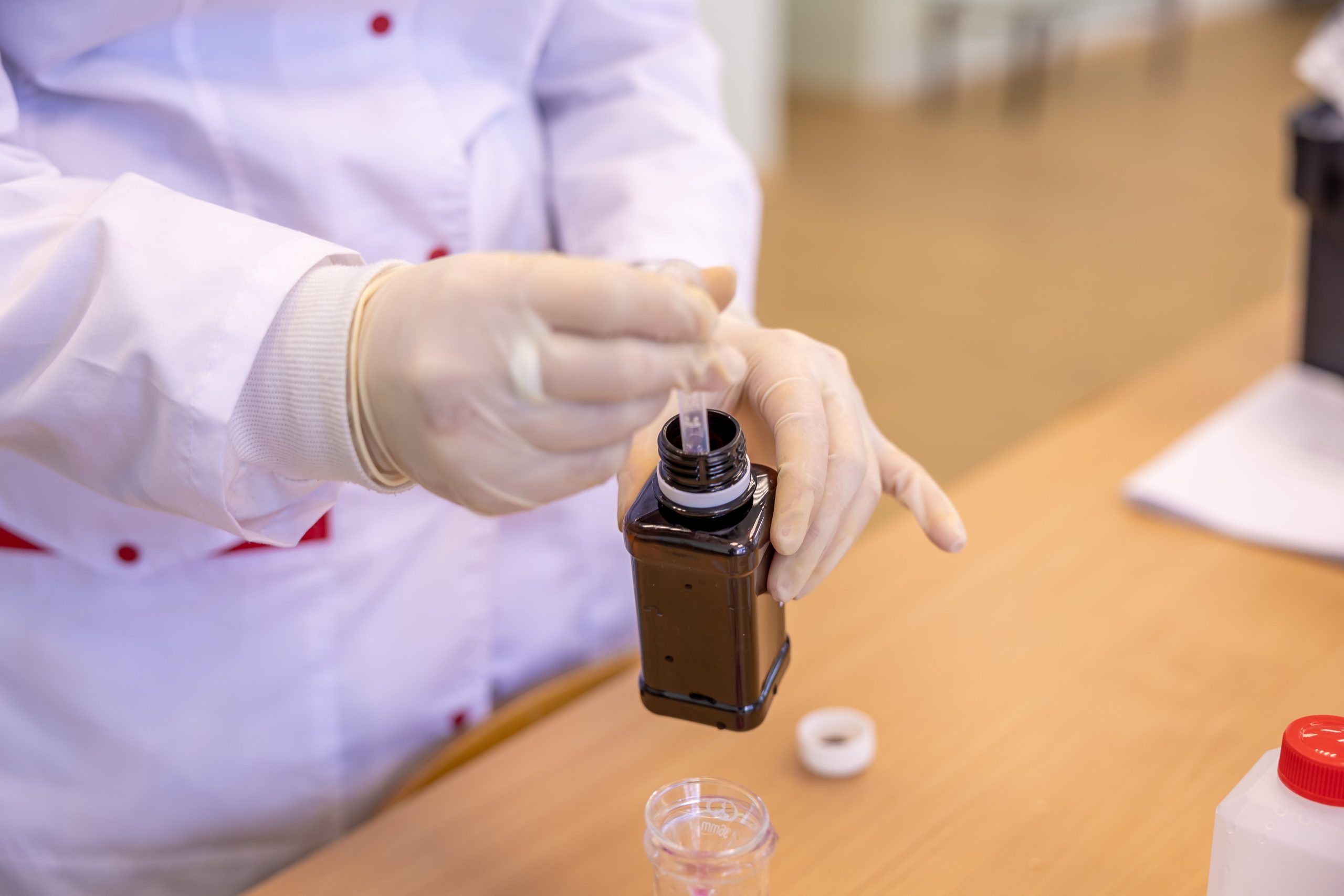 Scientifique prélevant un échantillon liquide en laboratoire