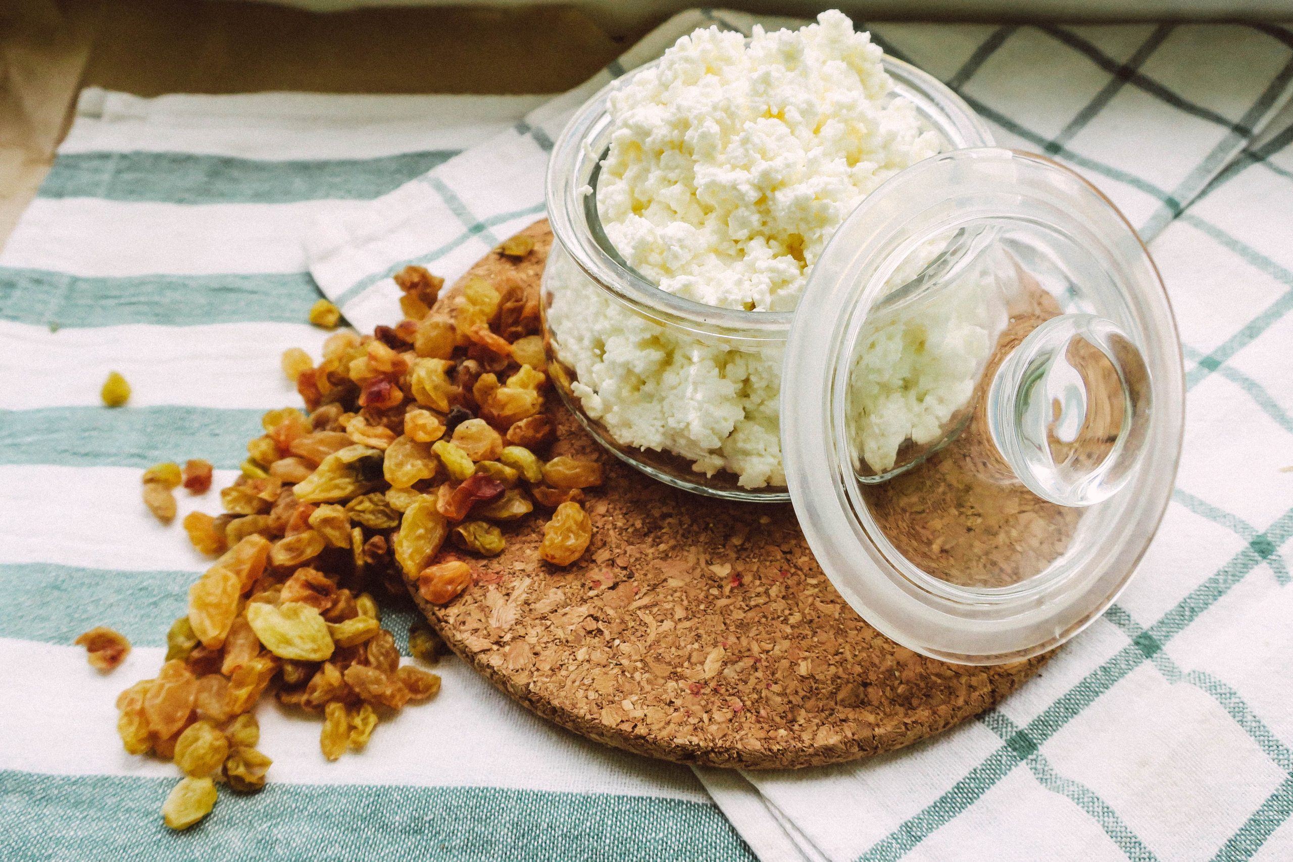 Fromage blanc en pot verre avec raisins