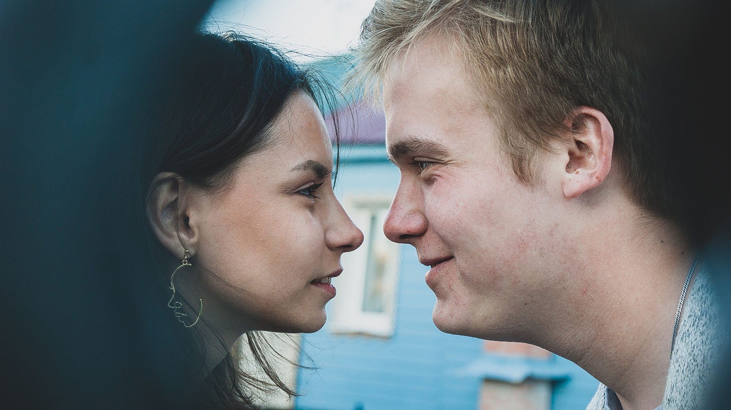 Gros plan d'un couple souriant et amoureux à l'extérieur