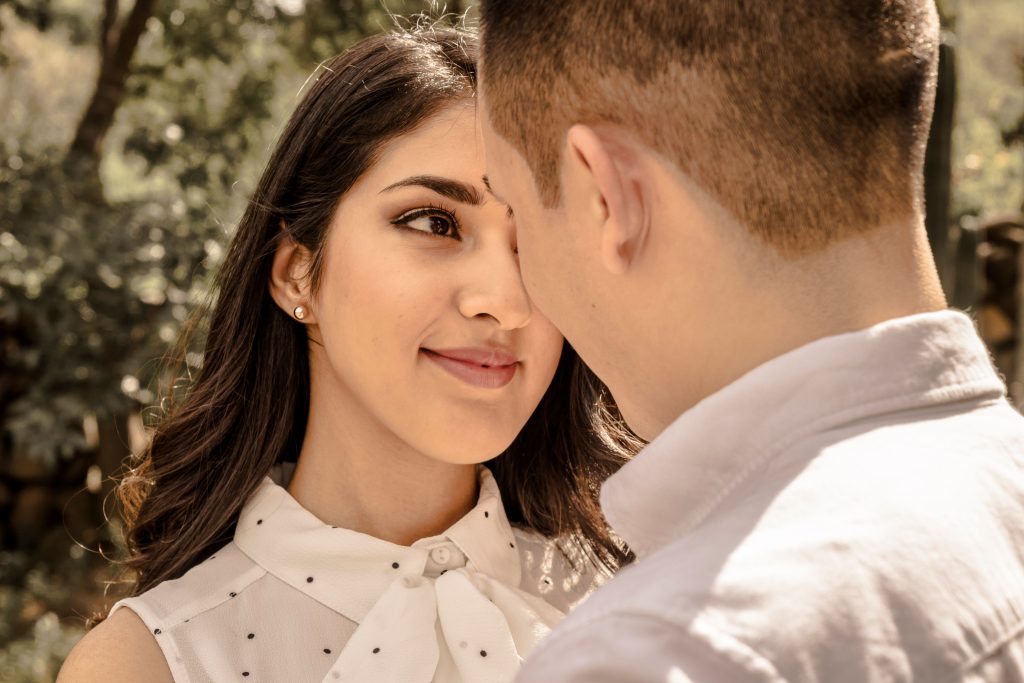 Jeune couple partageant un moment complice en extérieur