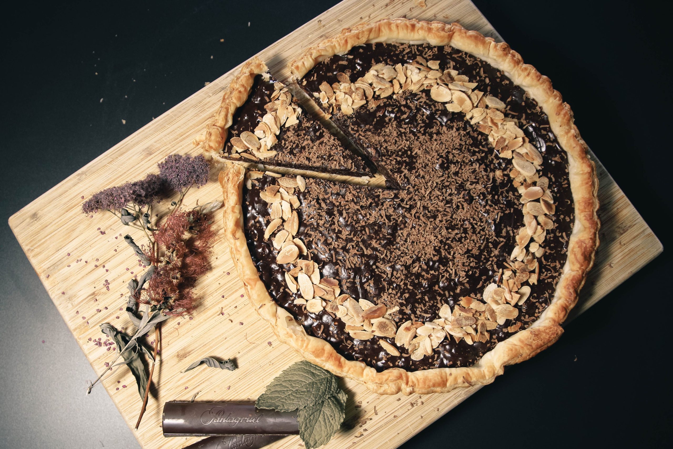 Tarte aux amandes et chocolat décorée de fleurs