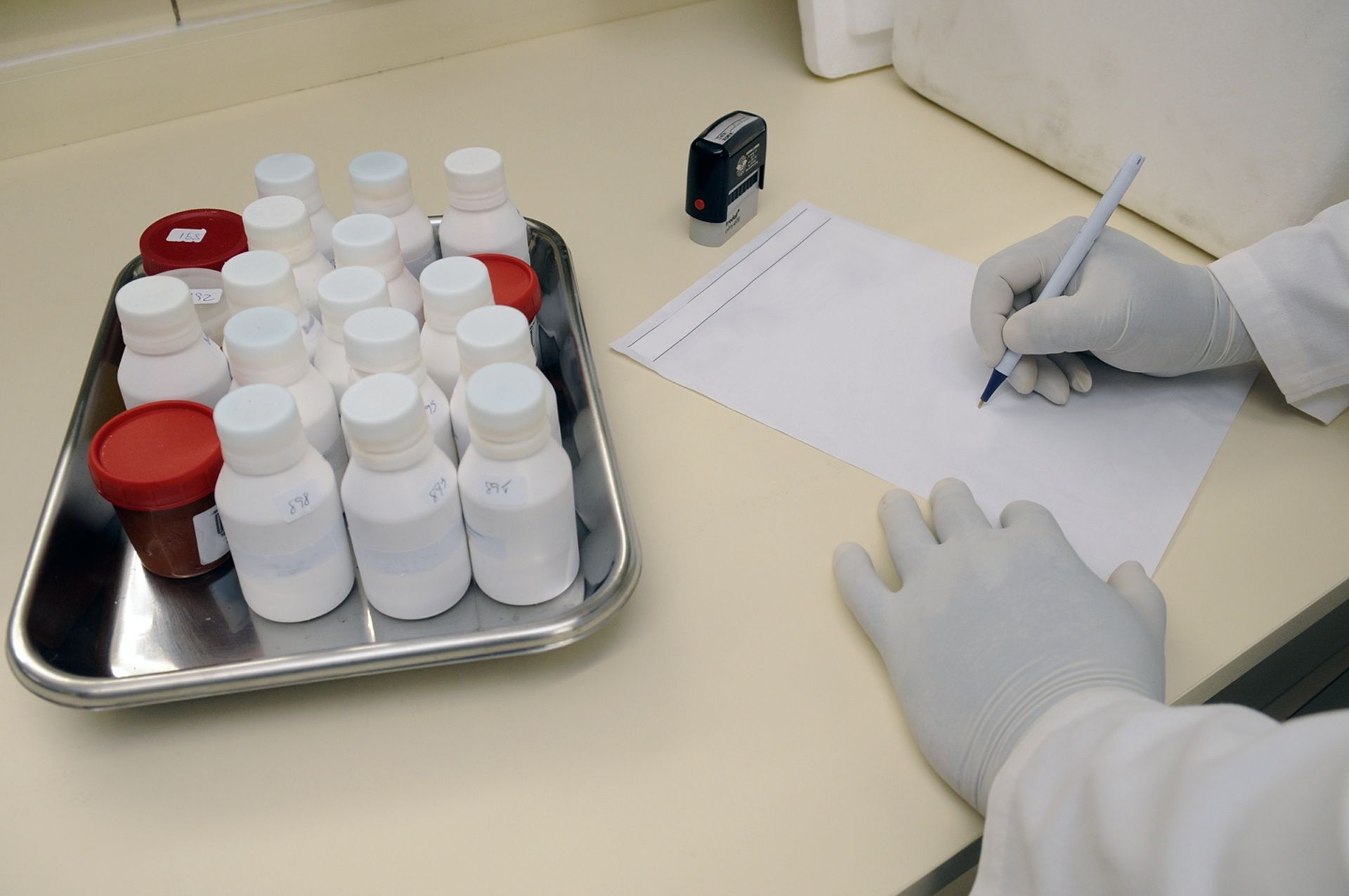 Technicien de laboratoire écrivant rapport avec échantillons